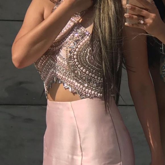 🆕Gorgeous layered pink beaded open back prom gown - Picture 10 of 16